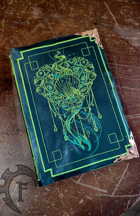 Livre brodé Sirène