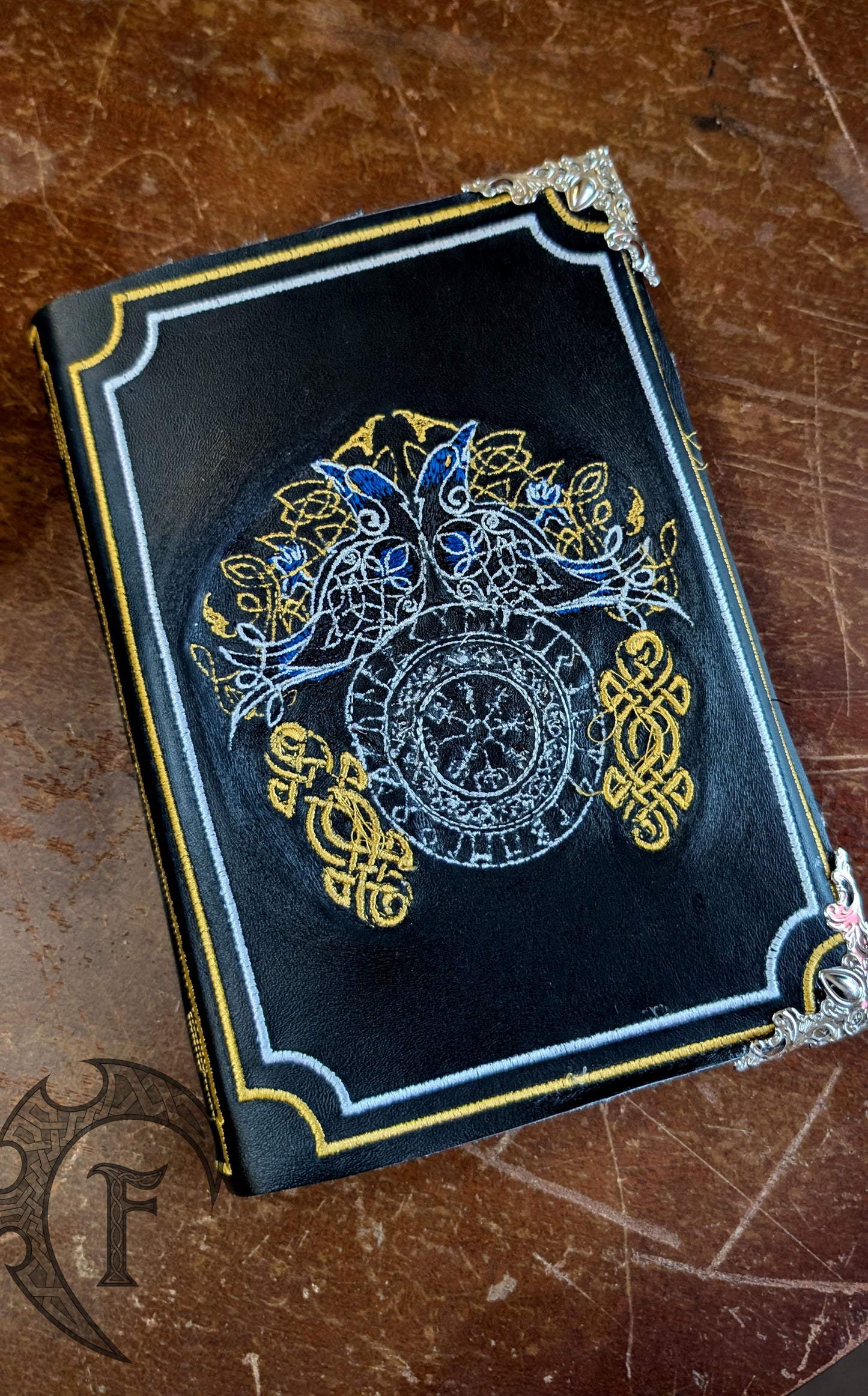 Livre brodé All Father