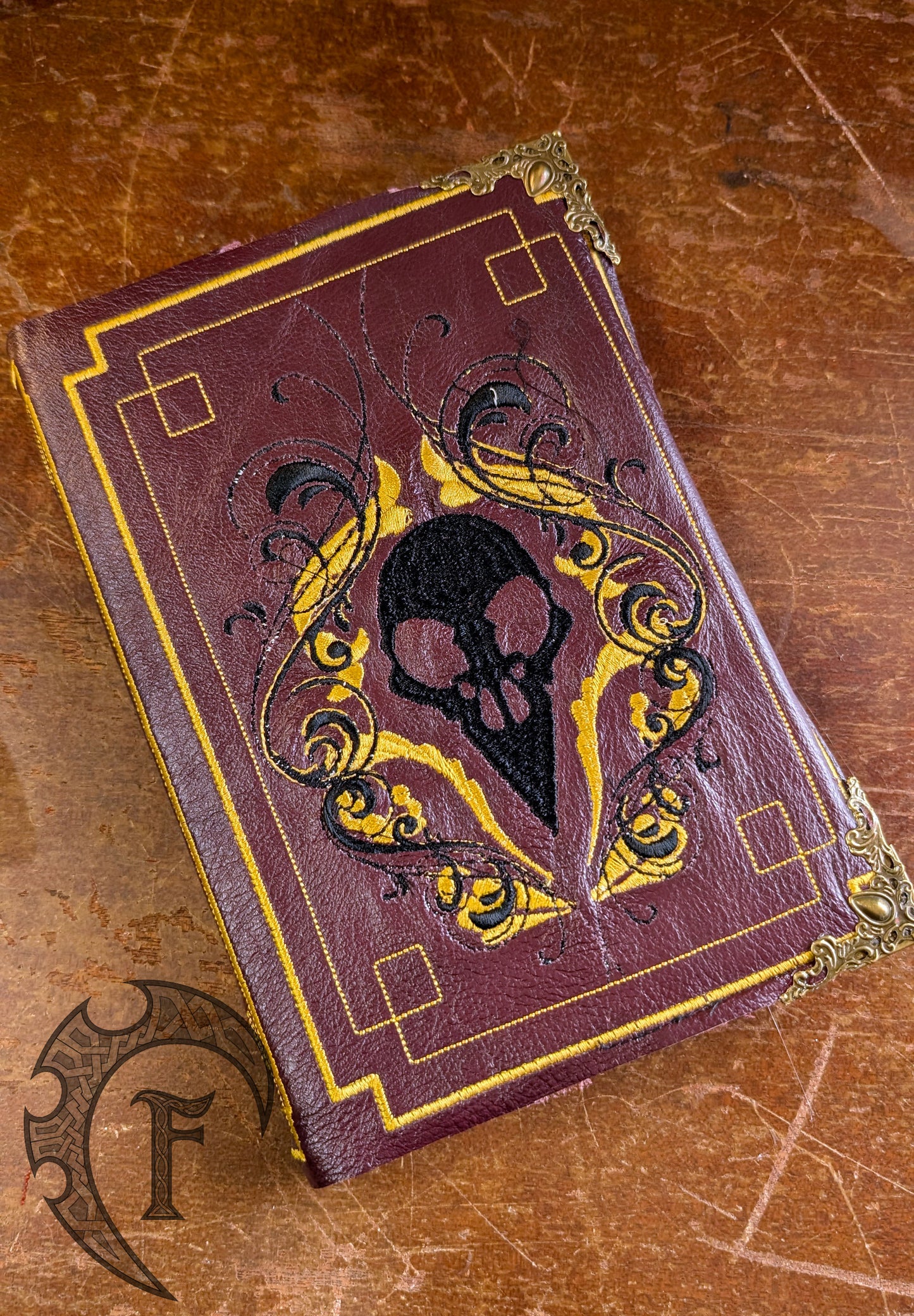 Livre brodé Raven God